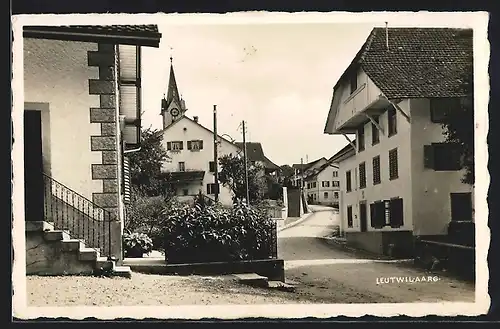 AK Leutwil, Strassenpartie mit Kirchturm