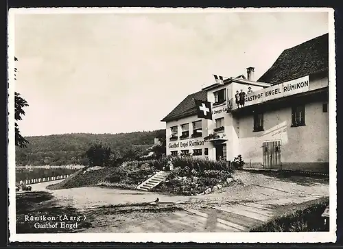AK Rümikon /Rh., Gasthof Engel E. Jaeger-Laube mit Angestellten auf dem Vordach, Strasse und Wasserblick