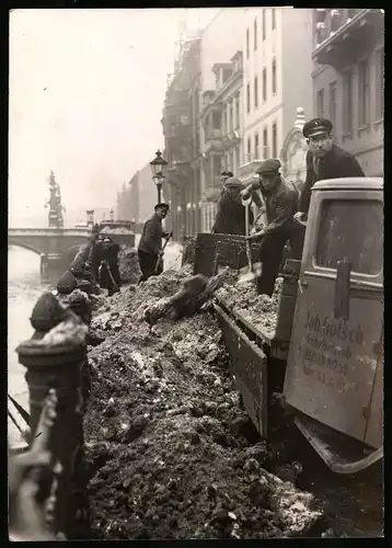 Fotografie Atlantic, Ansicht Berlin-Mitte, Arbeiter der Firma Joh. Götsch schippt Schnee in die Spree, Burgstrasse Kaiser