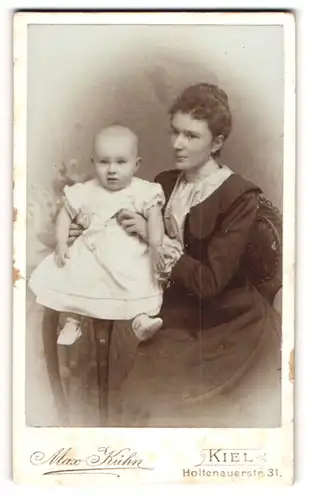 Fotografie Max Kühn, Kiel, Frau Anna mit ihrem Sohn Karl von Hornhardt, 1901