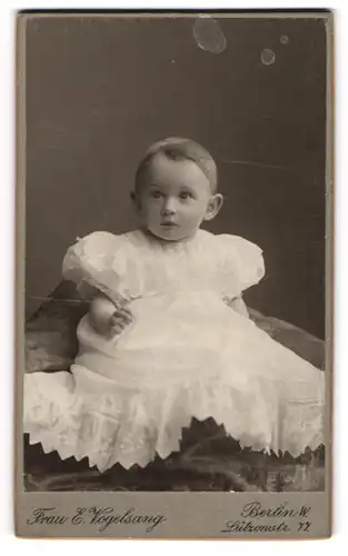 Fotografie Frau E. Vogelsang, Berlin, junger Knabe Walter Ortwith im weissen Kleid