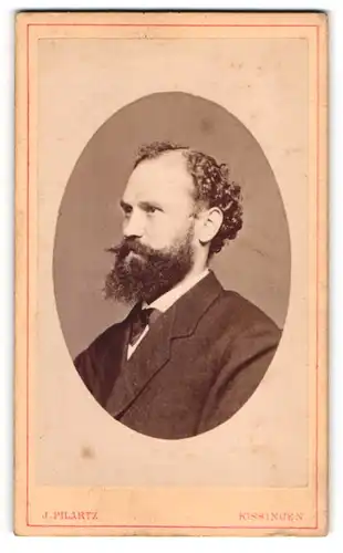 Fotografie J. Pilartz, Kissingen, Portrait Ernst Jul im Anzug mit Vollbart, 1882