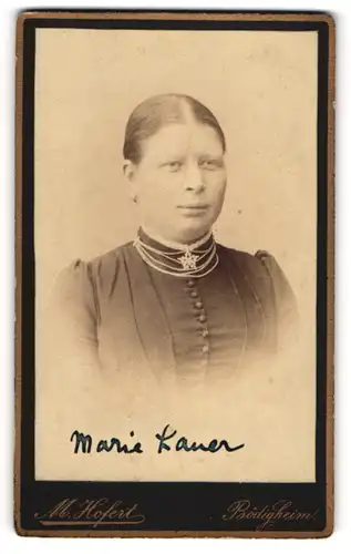 Fotografie M. Hofert, Bödigheim, Portrait Frau Marie Kauer im dunklen Kleid mit Perlenkette