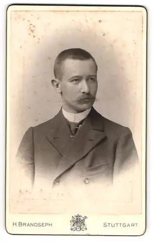 Fotografie Hermann Brandseph, Stuttgart, Herr Hiller im Anzug mit Mustasch, 1898
