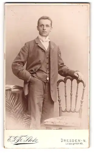 Fotografie E. G. Fr. Stotz, Dresden, junger Mann Franz im Anzug mit Fliege, 1905