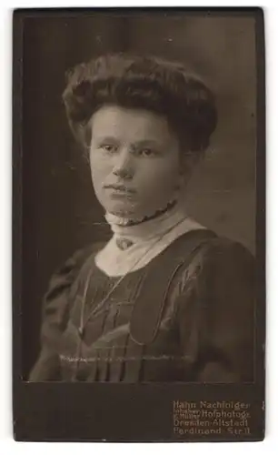 Fotografie Hahn Nachfolger, Dresden, junge Frau Olga strofbach im Kleid