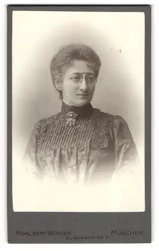 Fotografie Adalbert Werner, München, Frau Luisel Riesel mit Brosche und Zwickerbrille, 1903