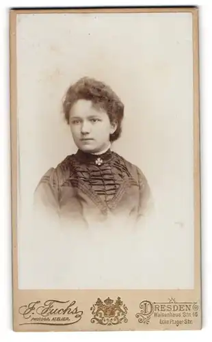 Fotografie J. Fuchs, Dresden, junge Frau Marie im dunklen Kleid mit Brosche