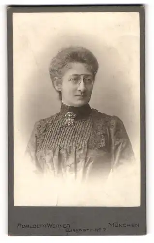 Fotografie Adalbert Werner, München, Frau Luisel Riesel im Kleid mit Zwickerbrille