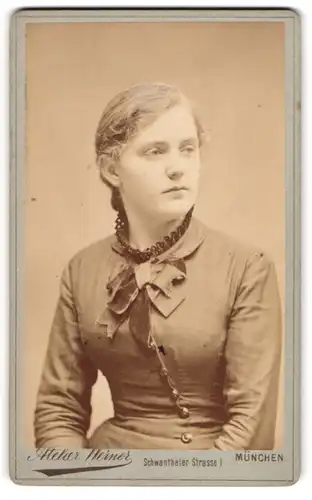 Fotografie Atelier Werner, München, junge Frau Malwine Menzel im dunklen Kleid, 1883