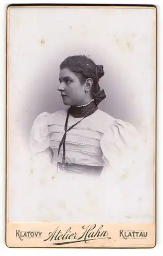 Fotografie Atelier Hahn, Klattau, junge Frau Reza Sauerova im weissen Kleid mit Puffärmeln, 1897