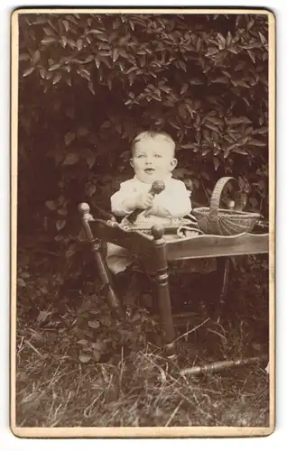 Fotografie unbekannter Fotograf und Ort, kleines Kind Marenka Torznikovic mit Spielzeug im Garten