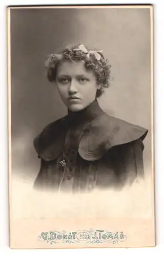 Fotografie V. Donat, Klattau, junge Frau Paula mit Schleife im Haar, 1905