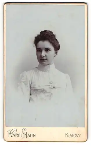 Fotografie Karel Hahn, Klattau, junge Frau A. Sukova im hellen Kleid, 1901