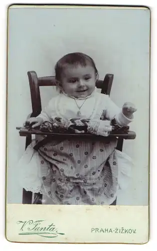 Fotografie V. Fanta, Prag, niedliches kleines Mädchen Jirina Kahudova im Kinderzitzt mit Puppe, 1907