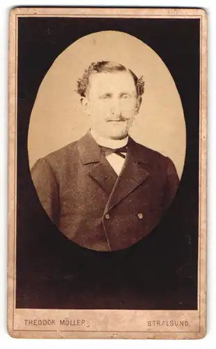 Fotografie Theodor Möller, Stralsund, Herr Gottfried Hahrt im Anzug