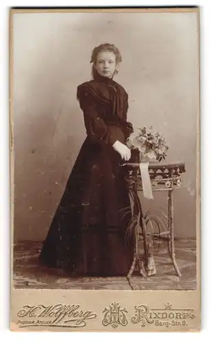Fotografie H. Wolffberg, Rixdorf, junges Mädchen Maria im dunklen Kleid