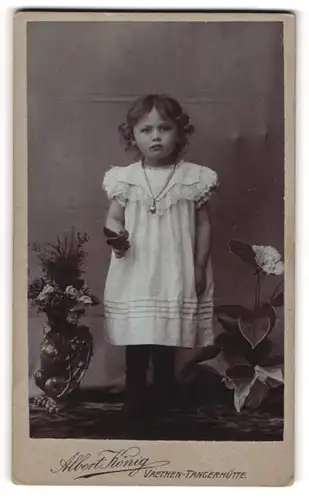 Fotografie Albert König, Vaethen-Tangerhütte, niedliches Mädchen Johanna Klein im weissen Kleid mit Locken, 1901
