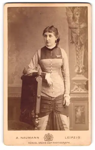 Fotografie A. Naumann, Leipzig, junge Dame Käthe Leugold im schicken Kleid mit Schleife am Rock