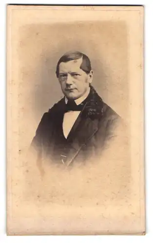 Fotografie R. Gregor, Herrnhut, Herr Leugold im Anzug mit Seitescheitel