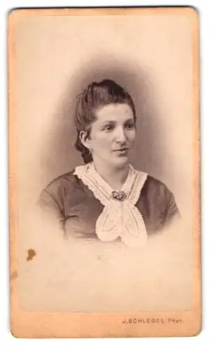 Fotografie J. Schlegel, Böhmisch Leipa, Portrait Frau Breslauer im Kleid mit Spitzenkragen
