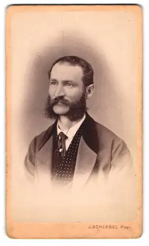 Fotografie J. Schlegel, Böhmisch Leipa, Portrait Herr Breslauer im Anzug mit Backenbart
