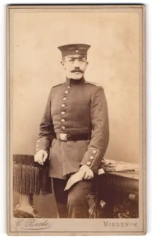 Fotografie C. Beste, Minden i. W., Bäckerstrasse 13, Einjährig-Freiwilliger Soldat in Uniform mit Handschuhen