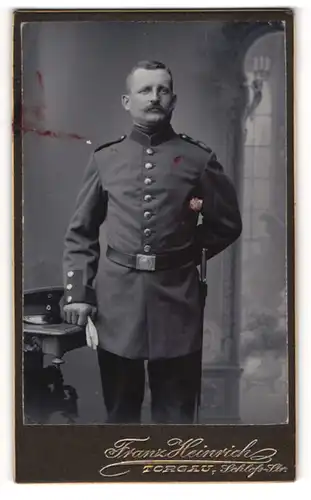 Fotografie Franz Heinrich, Torgau, Schloss-Strasse 13, Soldat in Uniform mit Bajonett und Handschuhen