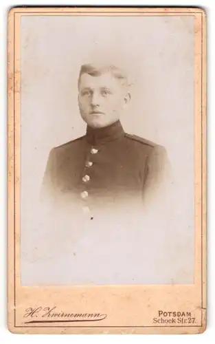 Fotografie H. Zimmermann, Potsdam, Schock-Strasse 27, Soldat in Gardeuniform