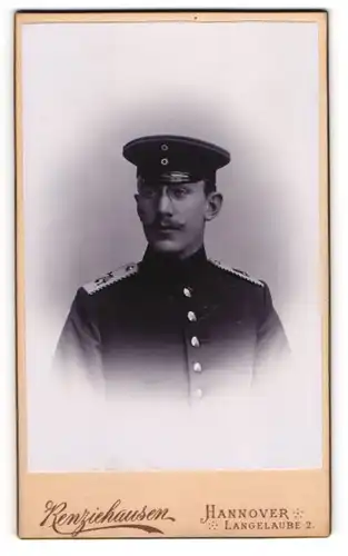 Fotografie Fr. Renziehausen, Hannover, Langelaube 2, Einjährig-Freiwilliger Soldat in Uniform des Rgt. 74