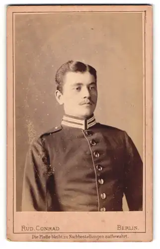 Fotografie Rud. Conrad, Berlin, Alexanderstrasse 44, Soldat in Gardeuniform