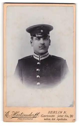 Fotografie E. Hartzendorff, Berlin, Gartenstrasse 20, Soldat in Gardeuniform