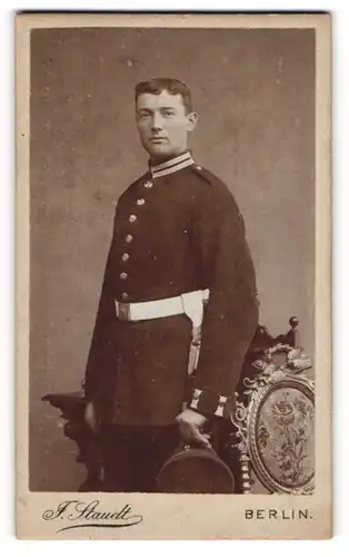 Fotografie Julius Staudt, Berlin, Unter den Linden 47, Soldat in Gardeuniform mit Bajonett und Portepee