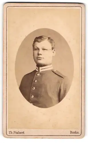 Fotografie Th. Pinkert, Berlin, Grosse Friedrich Strasse 113, Soldat in Gardeuniform