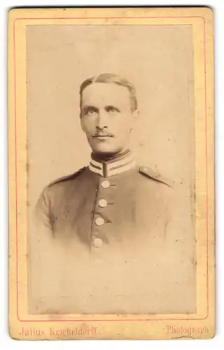 Fotografie Julius Kricheldorff, Berlin, Königs-Strasse 32, Soldat in Gardeuniform