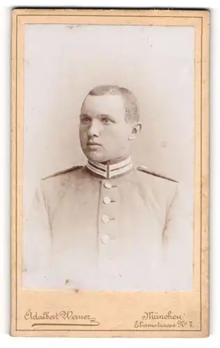 Fotografie Adalbert Werner, München, Elisenstrasse 7, Bayerischer Soldat in Gardeuniform