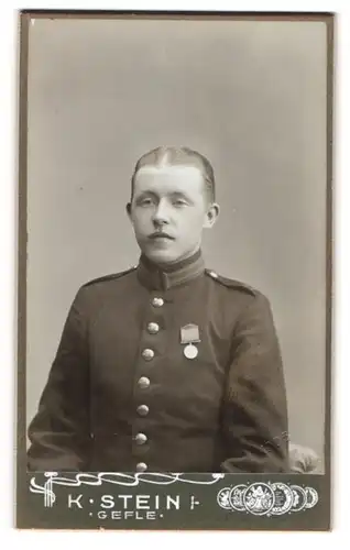 Fotografie K. Stein, Gefle, Schwedischer Soldat in Gardeuniform mit Orden