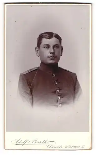 Fotografie Adolf Barth, Gleiwitz, Wilhelmstrasse 31, Soldat des Rgt. 22