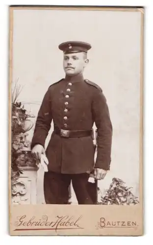 Fotografie Gebrüder Habel, Bautzen, Äussere Lauenstrasse 36, Sächsischer Soldat in Uniform Rgt. 103 mit Bajonett