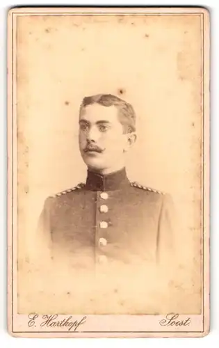 Fotografie E. Hartkopf, Soest, Einjährig-Freiwilliger Soldat in Uniform mit Schnurrbart