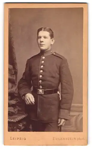 Fotografie Eulenstein, Leipzig, Tauchaer Strasse 29, Sächsischer Soldat in Uniform mit Bajonett