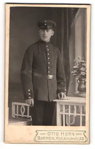 Fotografie Otto Horn, Barmen, Ref. Kirchstrasse 22, Soldat in Uniform mit Zigarre