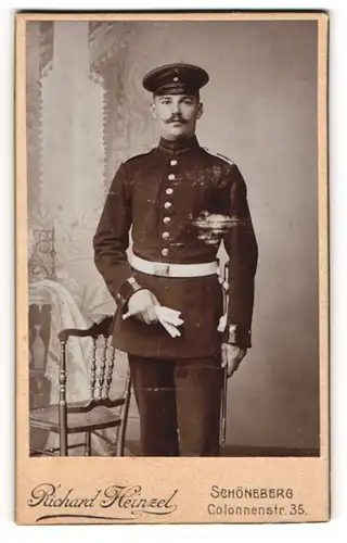 Fotografie Richard Heinzel, Schöneberg, Colonnenstrasse 35, Soldat in Gardeuniform mit Bajonett und Portepee