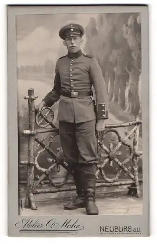 Fotografie O. Mohr, Neuburg a. D., Soldat in Uniform mit Bajonett