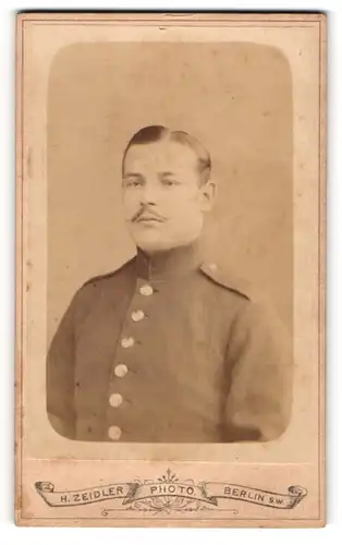 Fotografie H. Zeidler, Berlin, Jerusalemerstrasse 59, Soldat mit Schnurrbart in Uniform