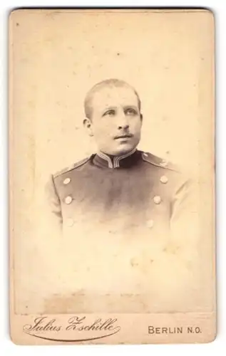 Fotografie Julius Zschille, Berlin, Frieden-Strasse 8, Uffz. in Uniform des Rgt. 437