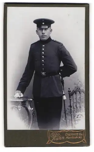 Fotografie Otto Kühn, Chemnitz i. Sa., Planitzstrasse 90, Sächsischer Soldat in Uniform mit Bajonett und Portepee