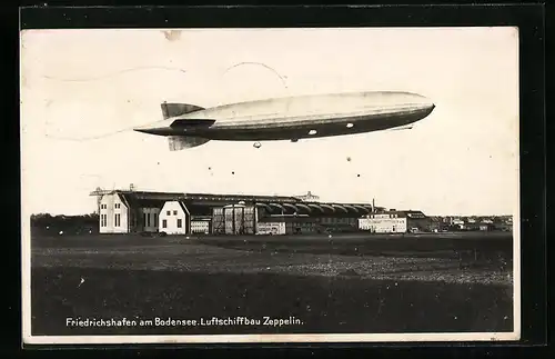 AK Friedrichshafen, Hallen, Luftschiff Zeppelin in der Luft