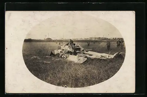 AK Abgestürztes Flugzeug mit Soldaten auf einer Wiese