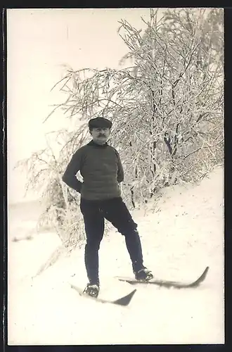 Foto-AK Skifahrer vor verschneiten Bäumen